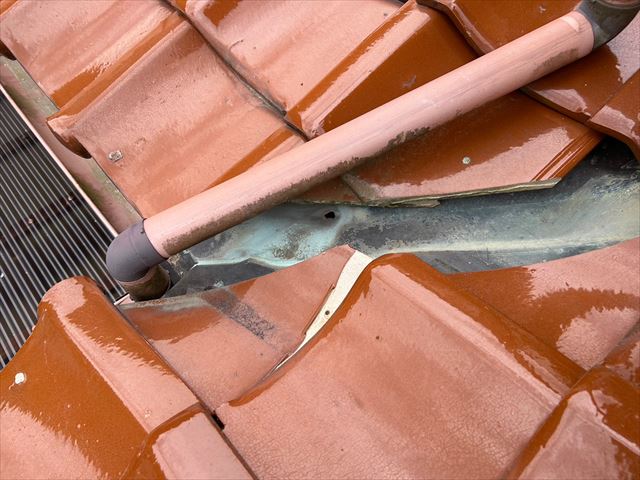 瓦屋根の谷樋（谷板金）